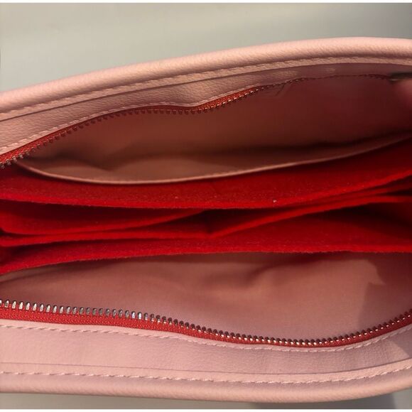 Glossier
The Beauty Bag ( Bag Only) - Picture 8 of 11